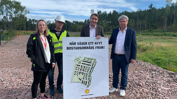Mathilda Rusman kommunens projektledare,  Johan Törngren kommunens byggledare, Erik Nilsson (KD) kommunalråd och Fredrik Larsson, Karet Invest visar upp hur området kan komma att se ut.