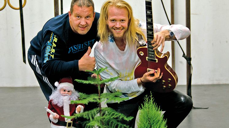 Årets starkaste julsång - Julen i din famn med tyngdlyftaren Anders T Bergström och gitarrvirtuosen Joel Svensson.