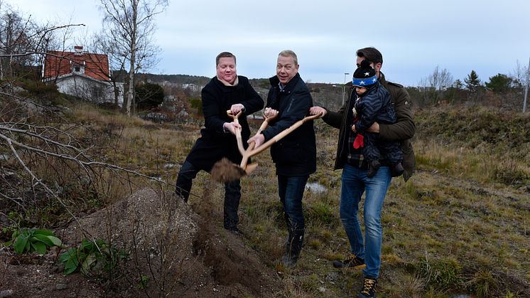 Spadtaget tas av Egnahemsbolagets vd Mikael Dolietis, projektledare Thomas Ratell och Alexander som köpt en av de åtta bostadsrättslägenheterna