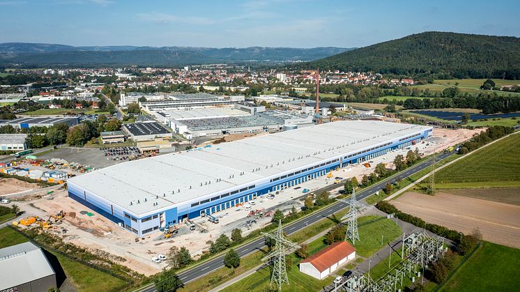 40.000 Quadratmeter Fläche umfasst das neue Logistikzentrum in Neustadt bei Coburg. Ab Sommer 2024 wird DSV von hier aus Waren für dm-drogerie markt in ganz Deutschland ausliefern © GLP PF Germany Management GmbH
