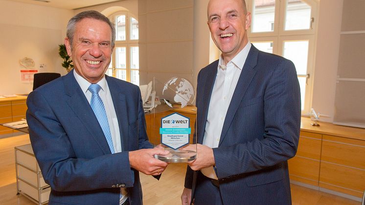 Günther Zehner, Leiter Private Banking, und Vorstandsmitglied Stefan Hattenkofer freuen sich über die Auszeichnung.