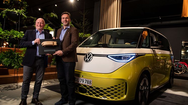 Direktør for Volkswagen Personbiler, Michael Ebeling, får overrakt Årets Bil i Danmark 2023-trofæet af Karsten Lemche, formand for Danske Motorjournalister