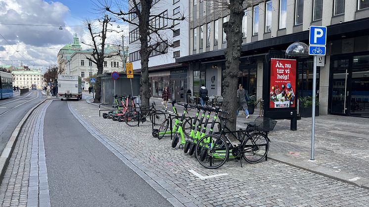 Bland annat här på Västra Hamngatan har nu byggts denna nya typ av cykelparkering. Bild: Göteborgs Stad