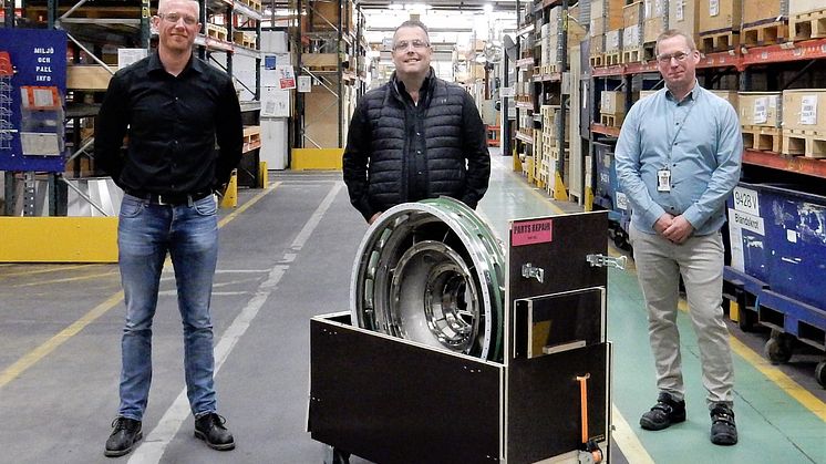 Projektledningen bestående av Tor Grahn - Teknisk chef, Roberth Söderqvist - Värdeflödeschef, Mikael Granqvist - Projektledare framför en av produkterna som industrialiseras