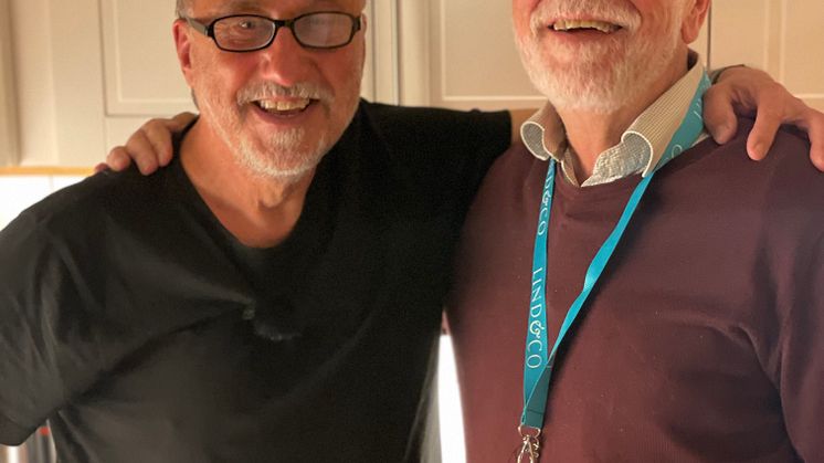 Janne Josefsson gästar Efter 5 på torsdag och får Oväntat Besök av Björn Hellberg i veckans avsnitt