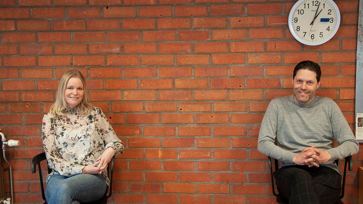 Enhetschefen Annika Vestman och verksamhetschefen Fredrik Mattsson håller distansen när de möts.