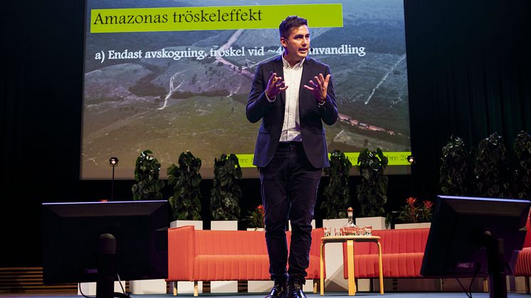 Hållbarhetsforum 2019. Victor Galaz, docent i statsvetenskap, talar under ett temasamtal om Makt, pengar och ansvar. Foto: ens Olof Lasthein