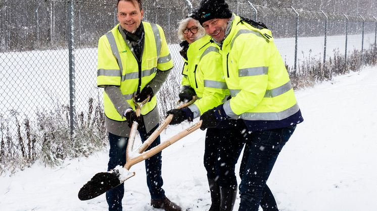 Peter Danielsson, Eva Holm och Ulf Molén tar första spadtaget för NSR:s biokolanläggning medan snön yr.