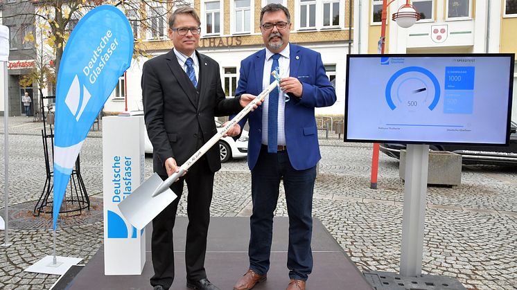 Feierliche Spatenübergabe vor dem Rathaus in Brandis: Bürgermeister Thomas Pöge aus Thallwitz übergibt seinen Spaten mit besten Wünschen zum Start des Glasfaserausbaus in Brandis an Bürgermeister Arno Jesse. (DG)