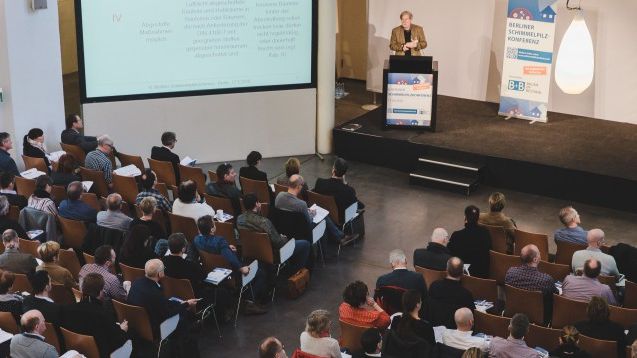 Die Konferenz liefert den Teilnehmern einen umfassenden Überblick über aktuell relevante Aspekte der Diagnose, Sanierung und Vermeidung von Schimmelpilzbelastungen in Gebäuden. Foto: B+B BAUEN IM BESTAND/ Lukas Papierak