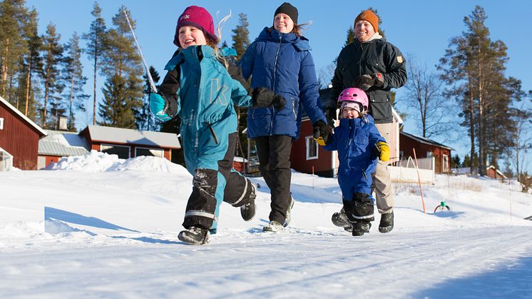 Sara och Robin Sjöstedt med barnen Saga och Iris