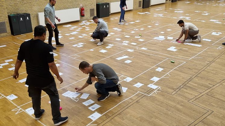 Elektrikerelever arbejder med KNX i aulaen på TEC på Frederiksberg
