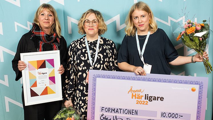 Erika Mattsson delar ut priset Ännu Här ligare till Moa Lundqvist och Sanna Eriksson som driver inredningsstudion Formationen. Foto: Patrik Öhman.