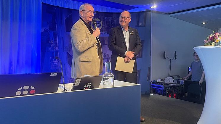 Kurt Gren, ordförande i BRF Måsängen, tar emot pris av Johan Nyhus, förbundsordförande HSB. 