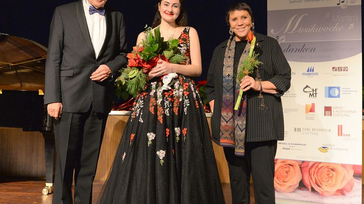 Glückliche Gewinnerin 2018: Ekaterina Chayka-Rubinstein (Mitte) mit Wettbewerbsleiter Rainer Wulff und Jurymitglied Prof. Birgitt Fassbaender.