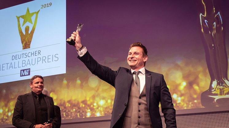 -	Bastian Lublinsky (Lublinsky Stahl- und Metallbau, Brühl) hat 2019 in der Kategorie Türen, Tore, Zäune mit einer fast unsichtbaren Fassadentür in einem Stellwerkhäuschen der Kölner Verkehrsbetriebe gewonnen.