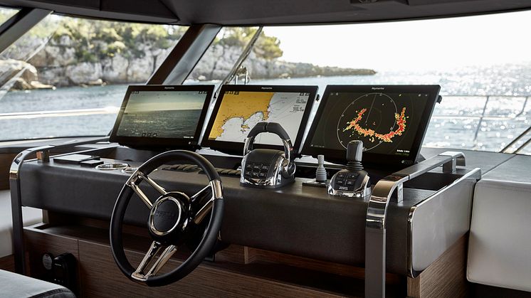 Tre display multifunzione Axiom XL da 16 pollici sul PRESTIGE X70 - Photo credit: Jean-Francois RomeroRomero