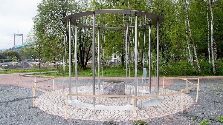 Veteranmonumentet "Under samma himmel", nyligen installerat i Färjenäsparken. Foto: Hampus Bovbjerg Grip.