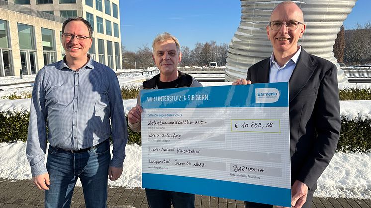 Bei der Scheckübergabe vor den Hauptverwaltungen der Barmenia. Von links nach rechts: Andre Blejwas, Markus Pilters, Dr. Andreas Eurich