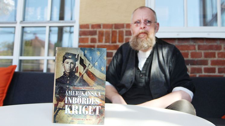 Författaren Thomas Sörensen med sitt verk om amerikanska inbördeskriget.