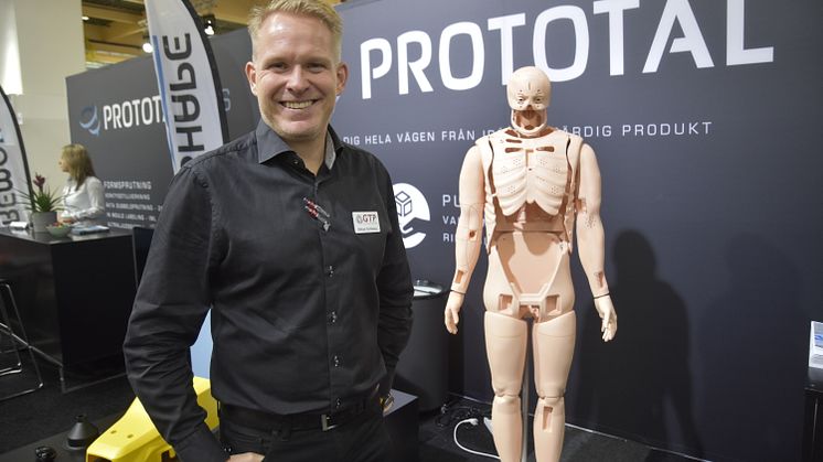 Mikael Sohlberg, Prototal och marknadsansvarig på systerbolaget GT Prototyper. Här tillsammans med en 3D-printad docka i FLS-teknik framtagen för norska Laerdal. Dockan kan simulera olika sjukdomstillstånd och används vid utbildning av vårdpersonal. 