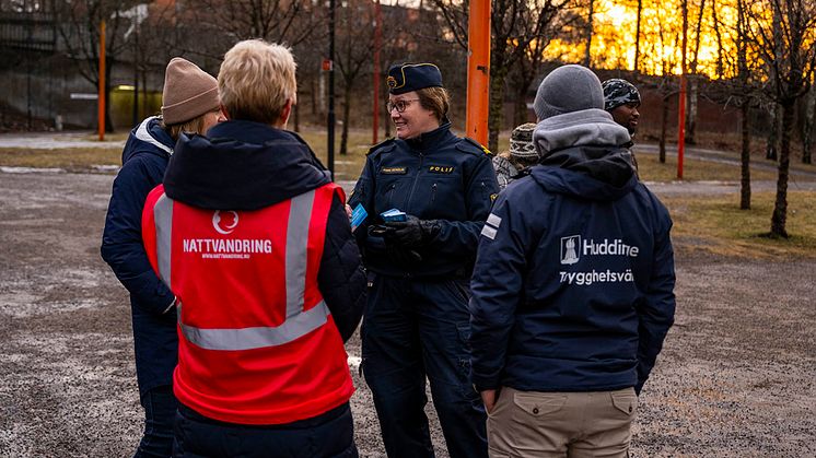 Nattvandrare, trygghetsvärdar och kommunpolisen vid en trygghetsdialog i Vårby