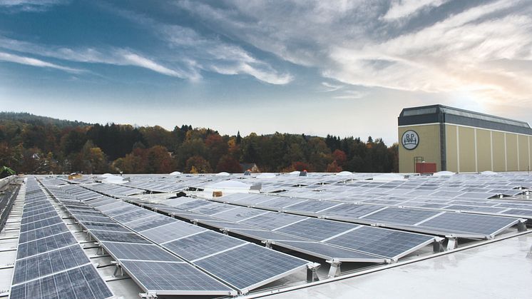 3.100 Quadratmeter  Photovoltaikanlage befinden sich auf einem Hallendach im Werk Wiehl. (Quelle: BPW Bergische Achsen KG) 