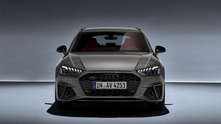 Audi A4 Avant (terragrå)