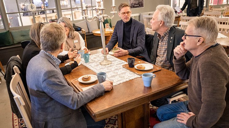 Riksdagsledamöter på plats hos Erikshjälpen (inte alla på bild): Mats Green (M), Ciczie Weidby (V), Anders Karlsson (C), Camilla Rinaldo Miller (KD), Staffan Eklöf (SD) och Jakob Olofsgård (L). Th: Anders Malmstigen, Internationell chef, Erikshjälpen