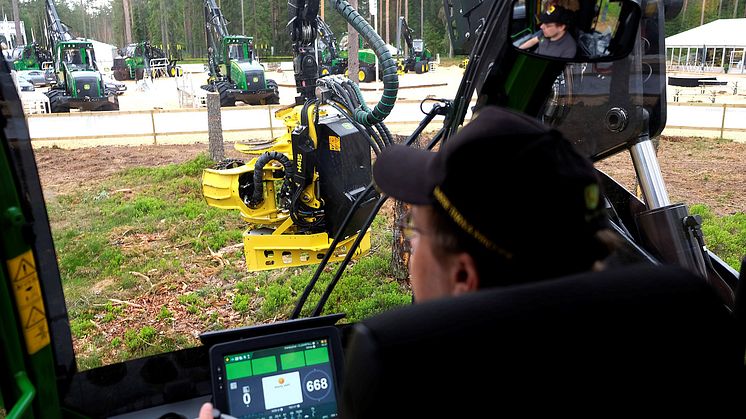 John Deere’s new crane-tip control for harvesters, seen from the inside. The operator uses a joystick to manoeuvre the crane faster and more precisely. Photo: Elmia AB