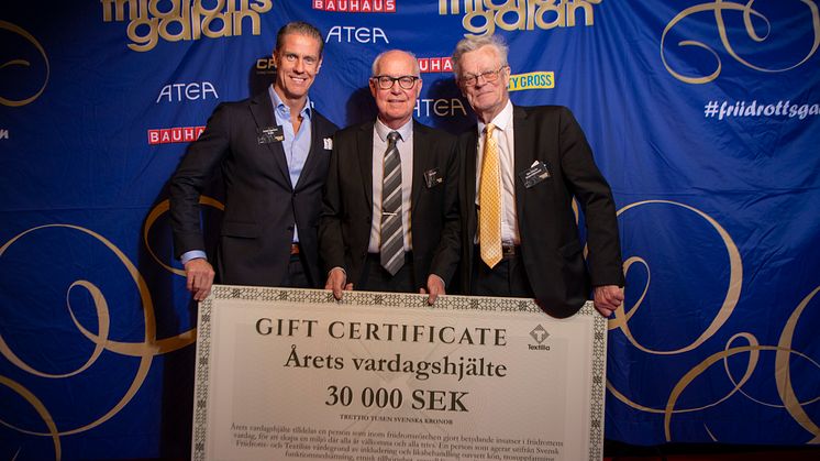 Årets vardagshjäte Mats Höglund tog emot priset av Textilias VD Fredrik Lagerkvist och fd rikspolischef Björn Eriksson. Foto: Deca Text & Bild. 