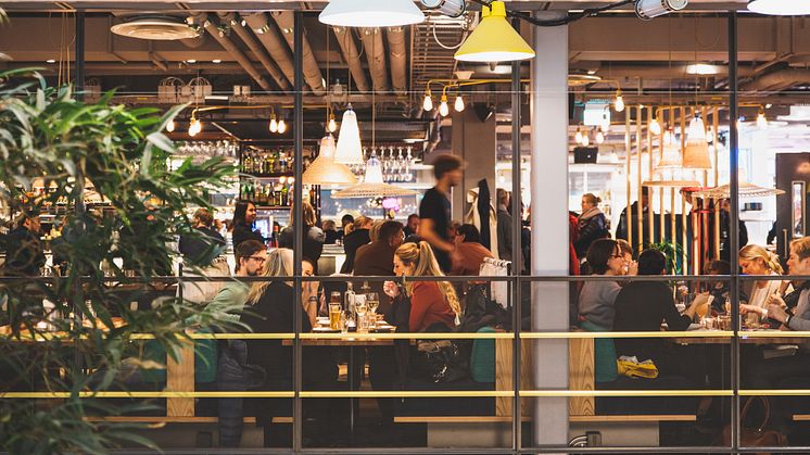 Del av baren omvandlas till sportbar på Urban Deli Sveavägen