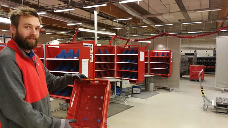 Lasse Pedersen viser at terminalen i Bodø har rent bord julaften.