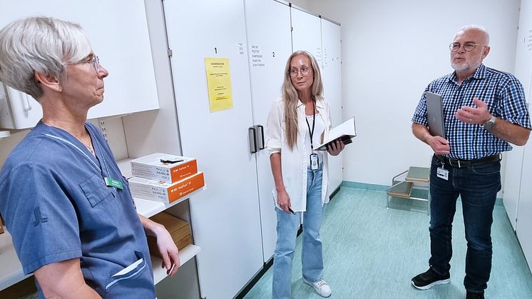 Anneli Jansson, undersköterska på kirurg- och urologimottagningen, visar runt i lokalerna. Ulrika Lann, vårdlokalutvecklare på Locum AB och Rune Fagerlund ställer frågor och lyssnar på behoven.