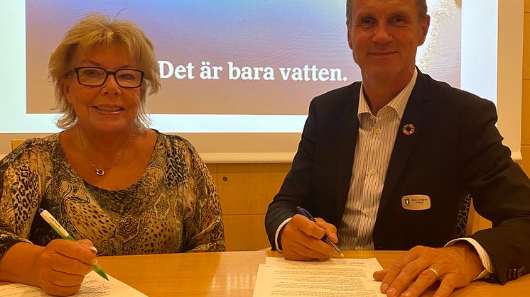 Monica Neptun (L) ordförande i nämnden för Teknik och Karl Lundgren, förvaltningschef, skriver på avsiktsförklaringen.
