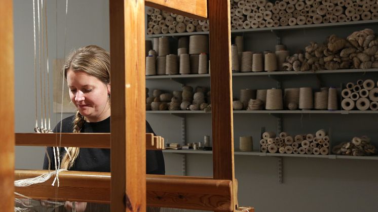 Sara Eriksson vid vävstolen på Nordiska Akvarellmuseet