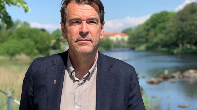 Johan Klingborg är i dag socialchef i Falkenbergs kommun och har lång erfarenhet av socialt arbete med tonvikt på barn och unga. Han tillträder sin nya tjänst den 7 september 2023.