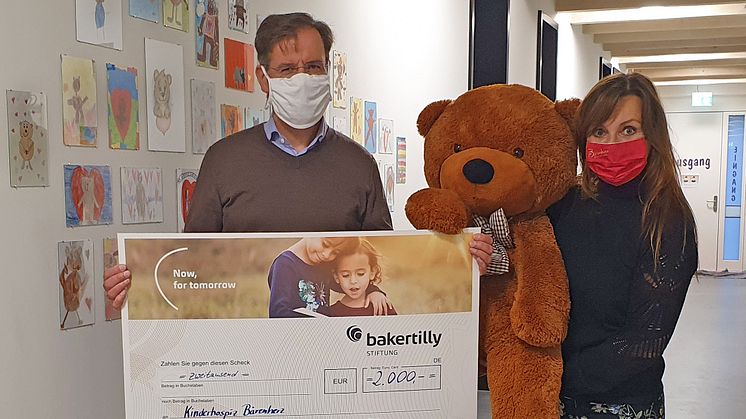 Mario Hesse von der Baker Tilly Stiftung übergab an Mona Meister die Spende für das Kinderhospiz Bärenherz