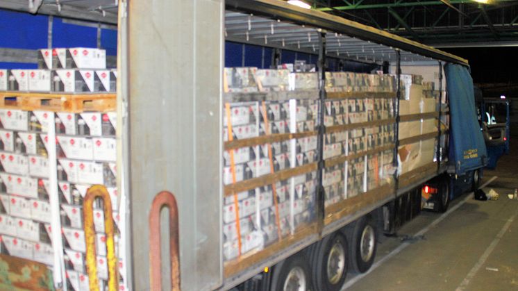 Lorry containing boxes of peanuts and smuggled tobacco (SE 12.17)