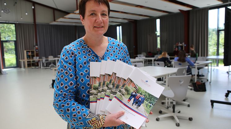 Petra Hau mit dem IB Handbook, der "Bibel" der Louisenlunder IB World School
