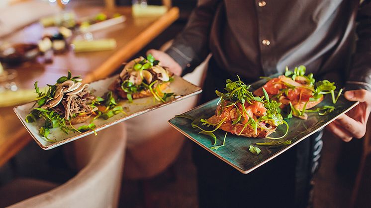 En fin middag på restaurang står högt på önskelistan hos några av våra gruppbostäder. Foto: Getty Images