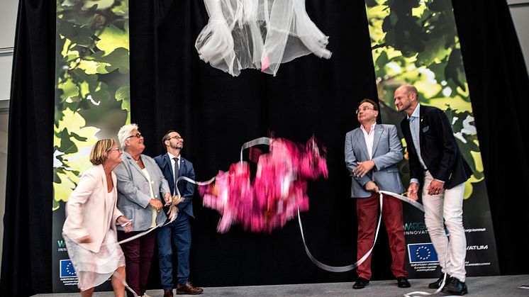 Regionråd Kristina Jonäng (C), ordförande Vänersborgs kommunstyrelse Marie Dahlin (S), infrastrukturminister Tomas Eneroth (S), Högskolan Västs rektor Martin Hellström och Innovatums VD Martin Wänblom drog i banden för att inviga anläggningen.