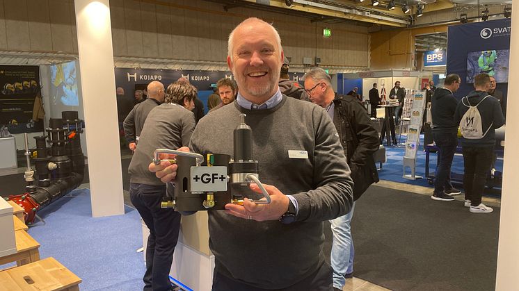 Jan Ångman från Georg Fischer med NeoFlow i handen. Tack vare den kompakta och lätta konstruktionen av polymer är NeoFlow upp till nio gånger lättare och fem gånger mer kompakt än en standardventil av metall.