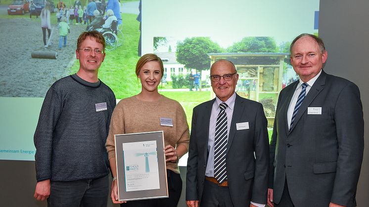 Freuen sich über das Engagement (v. l.): Holger Hansing und Lena Hormann, Föderverein Herder Gymnasium, Harald Steinmetz, stellv. Bürgermeister Minden, Dr. Stephan Nahrath, Geschäftsführer WWE,