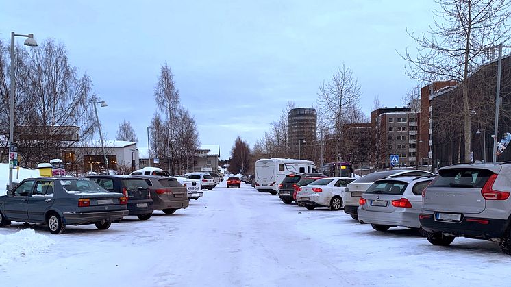 Kyrkparkeringen får fortsatt två avgiftsfria timmars parkering. Det beslutades i Samhällsbyggnadsnämnden på onsdagen.