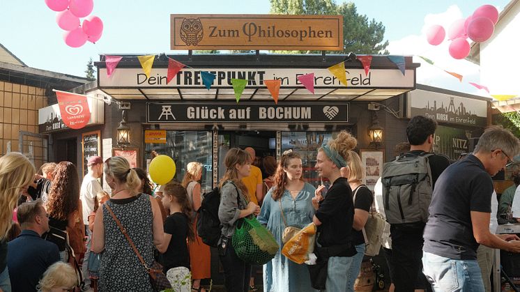 Gute Stimmung im Bochumer Ehrenfeld an der Trinkhalle "Zum Philosophen" (Bild: RTG / Dennis Brögelmann)