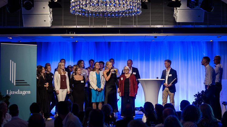 Johanna Glans, programansvarig för Programmet för Ljusdesign och belysningsteknik tar tillsammans med sina kollegor emot Stora Förtjänstpriset 2023.