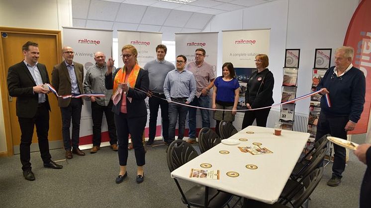 Railcare inviger sitt nya kontor i Derby, England med styrelseordförande Catharina Elmsäter-Svärd vid saxen.