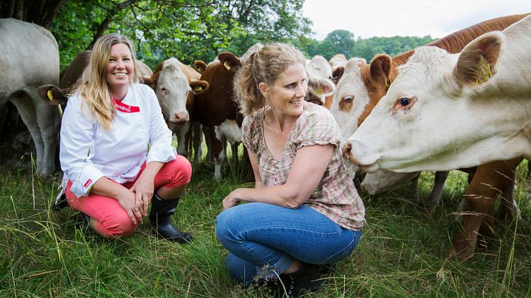 Personerna på bilden heter Sofia Karlsson, kock Sodexo Nyköping och Elin Beckman, lantbrukare Berga gård i Nyköping. Fotograf Melker Dahlstrand.