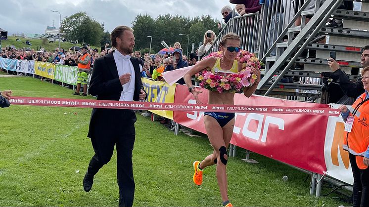 Sarah Lahti korsar mållinjen och vinner både Tjejmilen och Finnkampens 10 000 meter. 